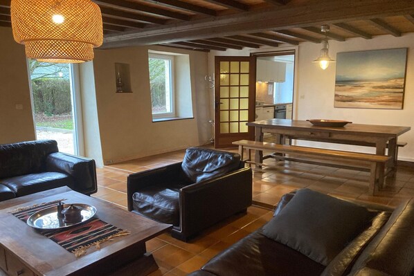 Smart TV, fireplace, DVD player, table tennis