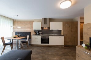 Een koelkast, een magnetron, een oven, een kookplaat