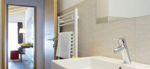 Douche, sèche-cheveux, serviettes fournies