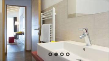 Douche, sĂšche-cheveux, serviettes fournies