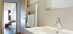 Een douche, een haardroger, handdoeken