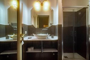 Regadera, secadora de cabello, bidet, toallas 