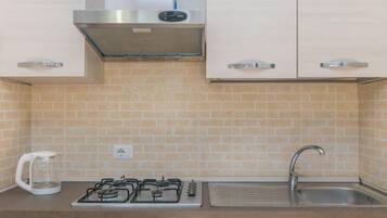 雪櫃、焗爐、多士爐、高腳椅