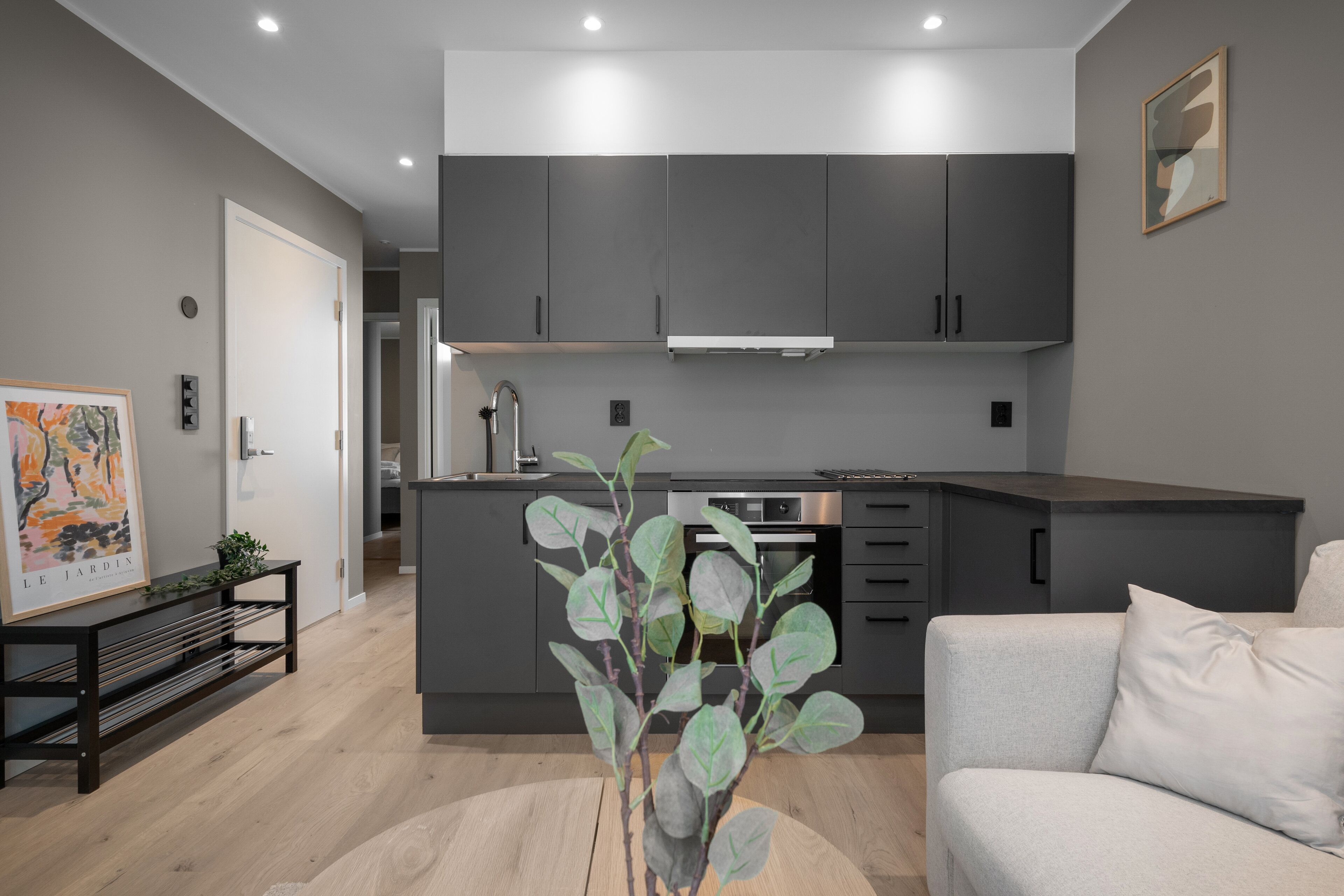 Tabla de planchar con plancha, wifi gratis y ropa de cama 