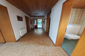 Dusj, hårføner og håndklær