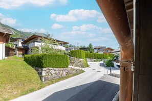 A residential street with houses, stone walls, and neatly trimmed hedges. - Chalet in Fügen near Spieljochbahn (Fügen)