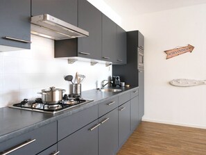 Four, plaque de cuisson, lave-vaisselle, cafetiĂšre/bouilloire