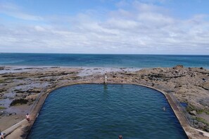 بالقرب من الشاطئ