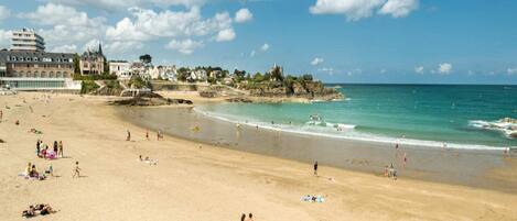 بالقرب من الشاطئ