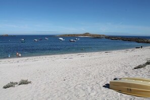 بالقرب من الشاطئ