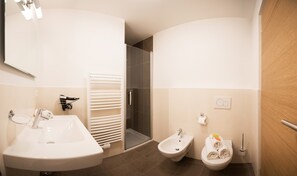 Bruser, hårtørrer, håndklæder