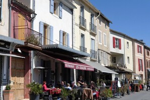 Outdoor dining - Charming Holiday Villa with Pool (L'Isle-sur-la-Sorgue)