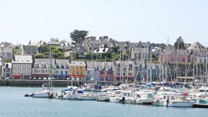 A marina with numerous boats docked, surrounded by colorful buildings. - Holiday Home in Crozon near Sandy Beaches (Crozon)