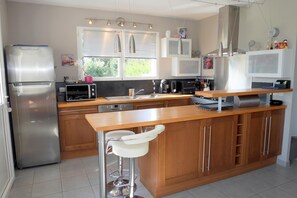 Fridge, microwave, oven, stovetop - Holiday Home in Crozon near Sandy Beaches (Crozon)