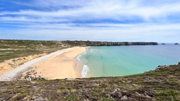 A coastal landscape with a sandy beach, clear turquoise waters, and a grassy cliff. - Holiday Home in Crozon near Sandy Beaches (Crozon)