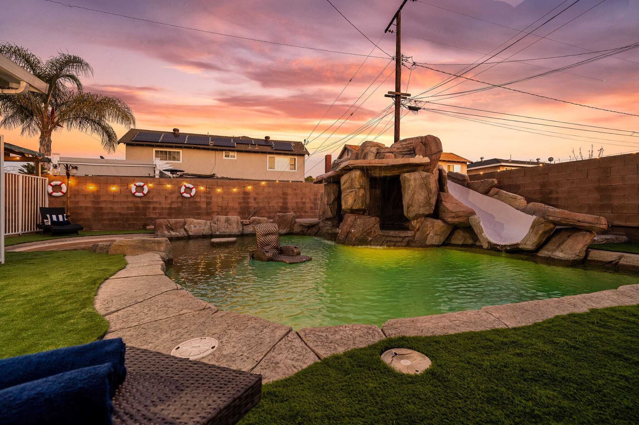 *NEW* Stunning Resort Pool/Jacuzzi House Sleeps 16