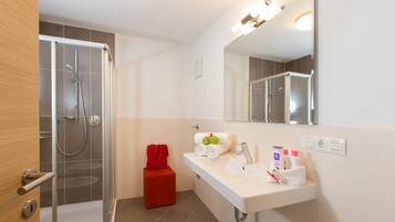 Douche, sĂšche-cheveux, serviettes fournies