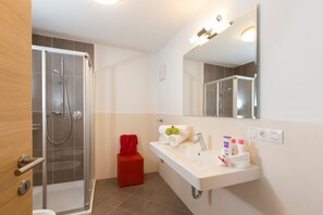 Shower, hair dryer, towels - Apartment "Alpenblick Nr 6" with Shared Garden & Wi-Fi (Campo Tures)