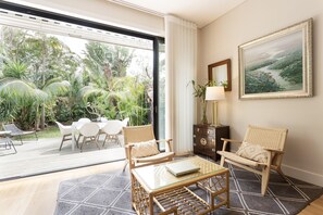 Smart TV - Sophisticated Bondi Beach House - 3 Bedrooms + Parking (Bondi Beach)