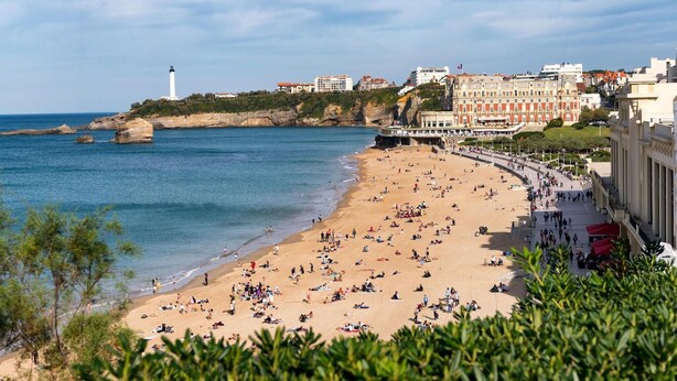 A beach with a lighthouse, a promenade, and buildings in the background. - Terraced holiday home in Moliets (Moliets)