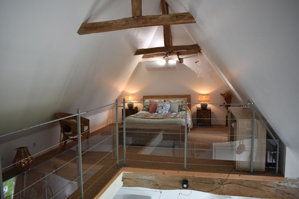 1 slaapkamer, een strijkplank/strijkijzer, reisbedje, beddengoed