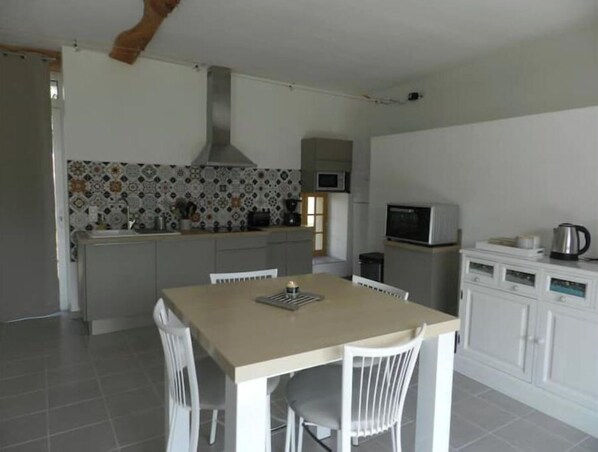 Fridge, microwave, oven, stovetop - Quiet cottage in the countryside. (Segonzac)