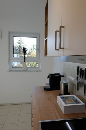 Køleskab, ovn, kogeplade, kaffe-/temaskine