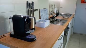 Geladeira, fogão, cooktop, cafeteira/chaleira