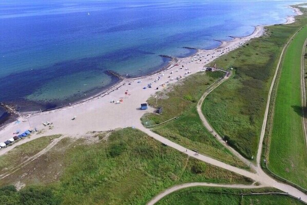 Una spiaggia nelle vicinanze