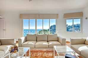 Televisión, chimenea, mesa de ping pong