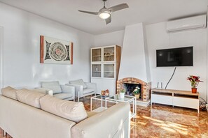 TV, lareira, mesa de pingue-pongue