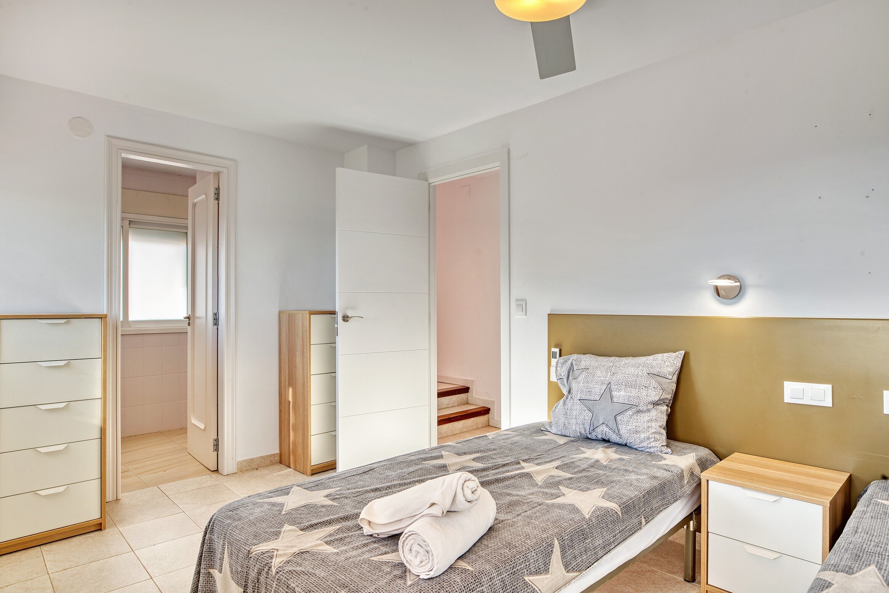 5 slaapkamers, een strijkplank/strijkijzer, gratis wifi, beddengoed