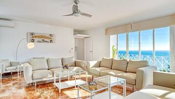 Télévision, cheminée, table de tennis de table