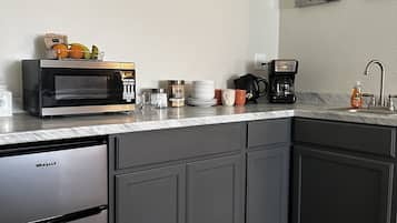Refrigerador, microondas, parrilla de estufa y cafetera y tetera