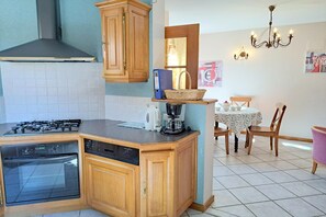Fridge, oven, stovetop, dishwasher