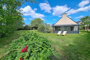 Property grounds - Holiday Home in Plouarzel near Sandy Beach (Plouarzel)