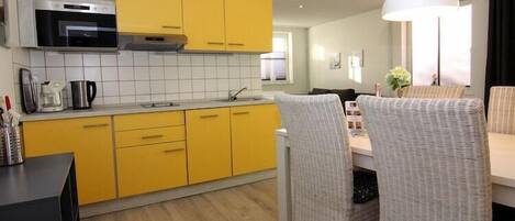 Fridge, microwave, stovetop, dishwasher