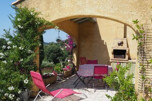 Outdoor dining - Villa in Bellegarde near Pont du Gard (Bellegarde)