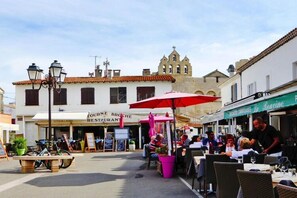 Outdoor dining - Villa in Bellegarde near Pont du Gard (Bellegarde)