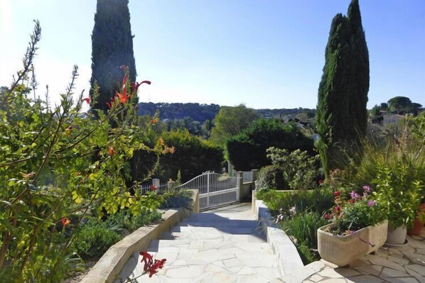 Property grounds - Villa in Bellegarde near Pont du Gard (Bellegarde)