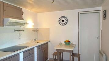 KĂŒhlschrank, Mikrowelle, Ofen, Herdplatte