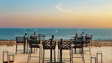 6 bars/lounges, 3 poolside bars, swim-up bar, beach bar