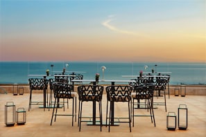 6 bars/lounges, 3 poolside bars, swim-up bar, beach bar