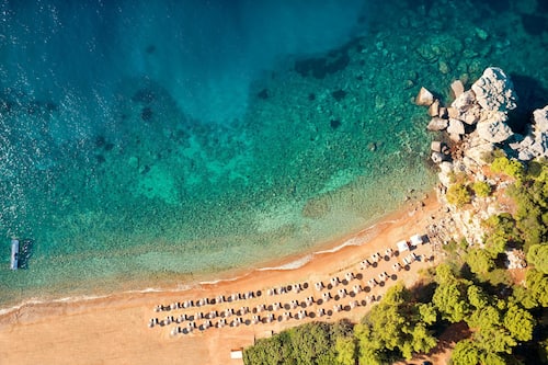 Am Strand, kostenloser Shuttle zum Strand, Liegestühle, Sonnenschirme