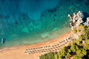 On the beach, free beach shuttle, sun-loungers, beach umbrellas