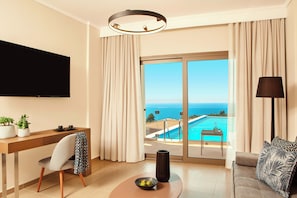 Deluxe Family Room Sharing Pool