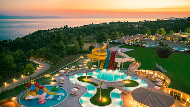 Un resort con parque acuático, piscinas y vistas al atardecer.