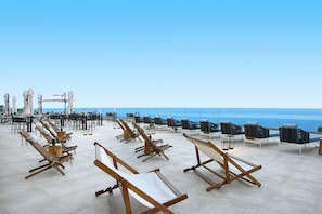 6 개의 바/라운지, 3 개의 풀사이드 바, 스윔업 바, 비치 바