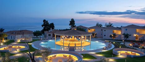 Una piscina techada, 4 piscinas al aire libre, sombrillas