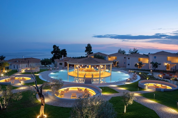 Indoor pool, 4 outdoor pools, pool umbrellas, sun loungers - Zeus Eleva Ajul (Kassandra)